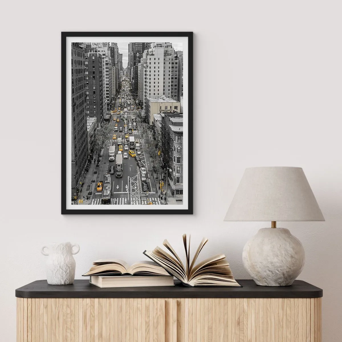 Pôster com moldura preta - Rua da cidade de Nova York em preto e branco com táxis amarelos - 50x70cm - Vida em Nova York - Decoração de parede moderna para a sala de estar e quarto ARTTOR