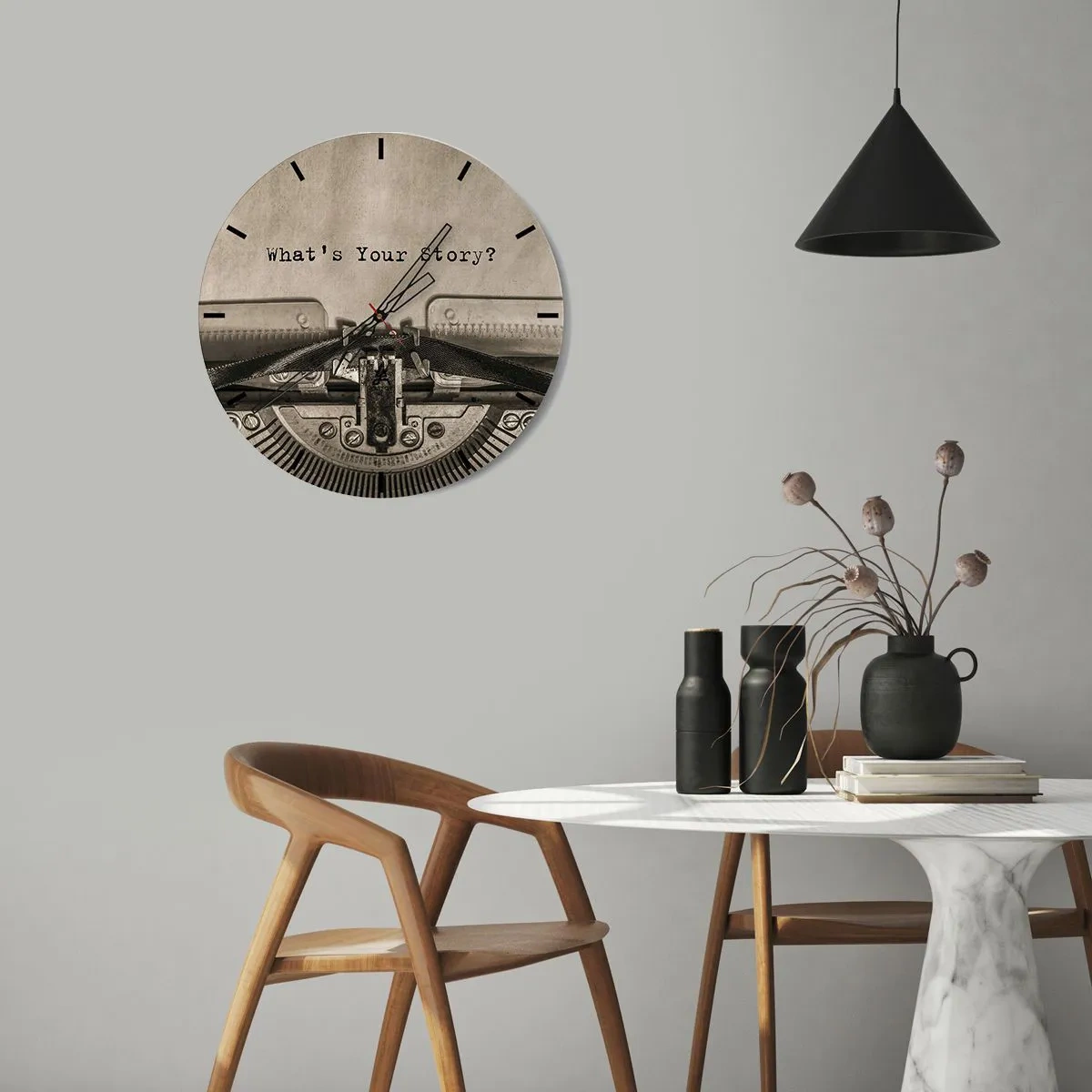 Relógio de parede - Relógio em vidro - Close de uma máquina de escrever com as palavras Qual é a sua história? - 30x30cm - Conta-me - Decoração de parede moderna para a sala de estar, cozinha e quarto ARTTOR