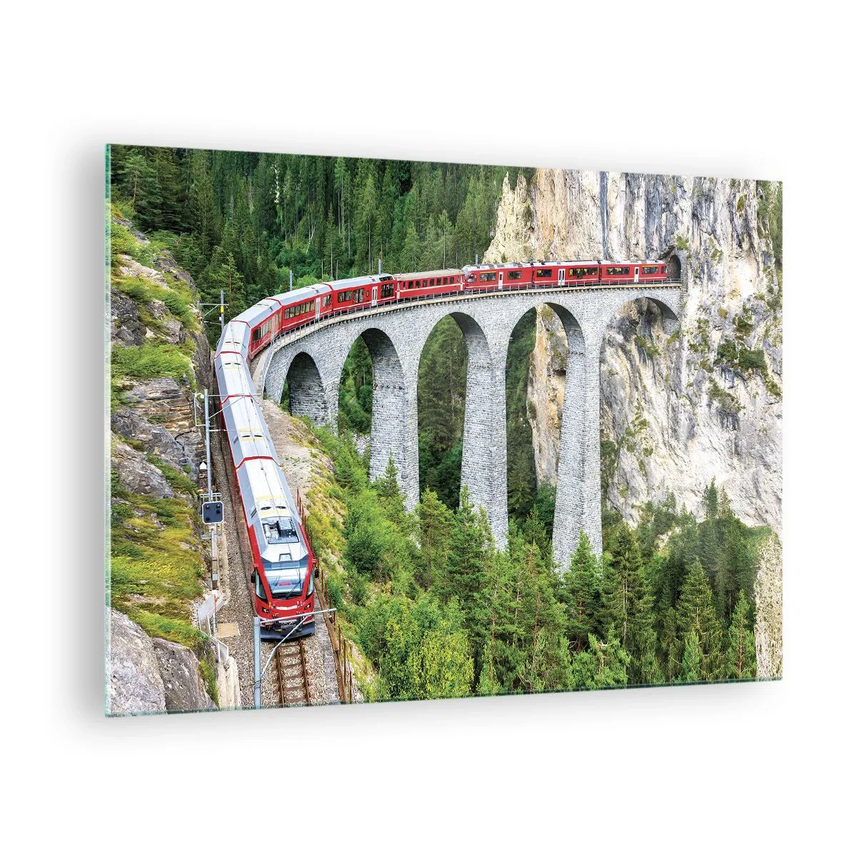 Quadro em vidro - Um trem com uma ponte de montanha ao fundo entre paisagens verdes - 70x50cm - Linha férrea com vista para a montanha - Decoração de parede moderna para a sala de estar e quarto ARTTOR