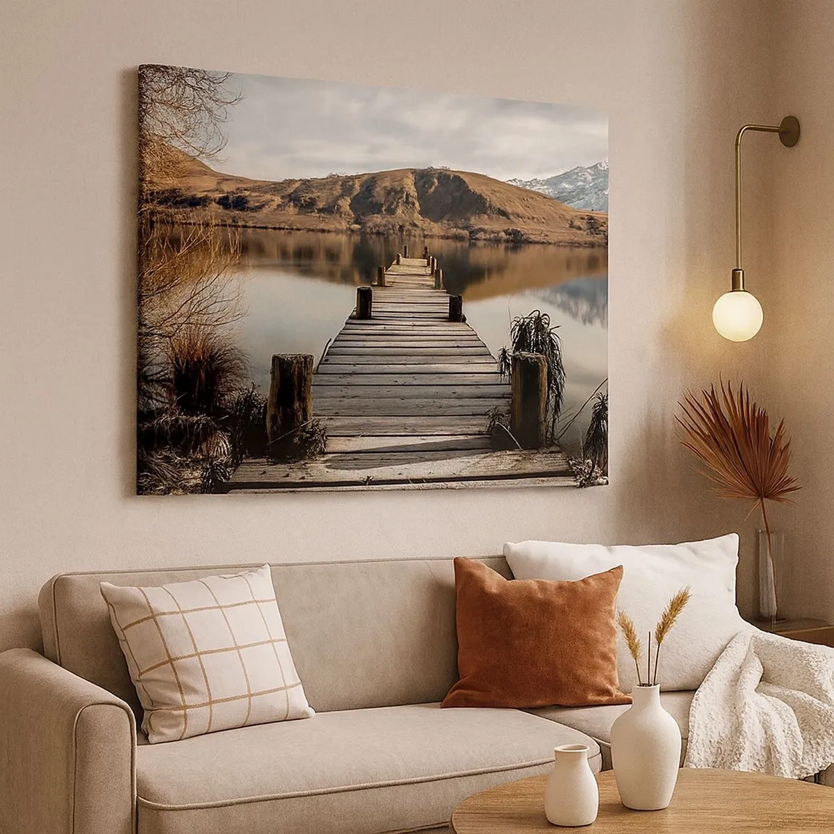 Quadro em tela - Um píer de madeira sobre um lago cercado por colinas pitorescas - 70x50cm - Paisagem em silêncio - Decoração de parede moderna para a sala de estar e quarto ARTTOR