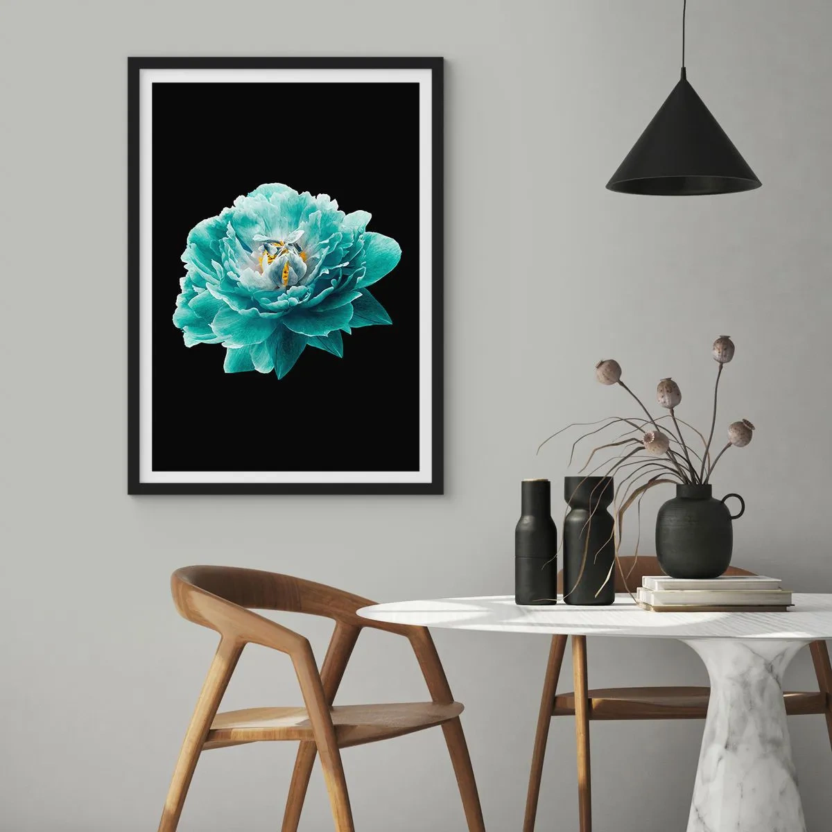 Pôster com moldura preta - Flor turquesa com uma abelha em um fundo preto - 50x70cm - Pétalas azuis e douradas - Decoração de parede moderna para a sala de estar e quarto ARTTOR