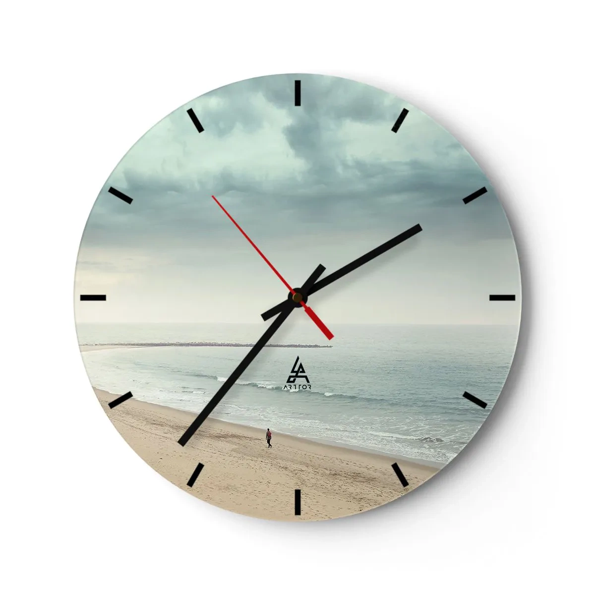 Relógio de parede - Relógio em vidro - Uma figura solitária caminha pela praia sob um céu nublado. - 30x30cm - Em busca da paz - Decoração de parede moderna para a sala de estar, cozinha e quarto ARTTOR