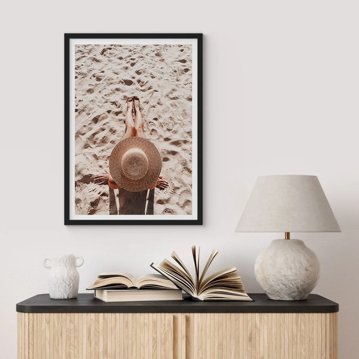 Pôster com moldura preta - Pessoa tomando sol na praia, vista de cima com um chapéu grande contra a areia - 50x70cm - Hora de sonhar - Decoração de parede moderna para a sala de estar e quarto ARTTOR