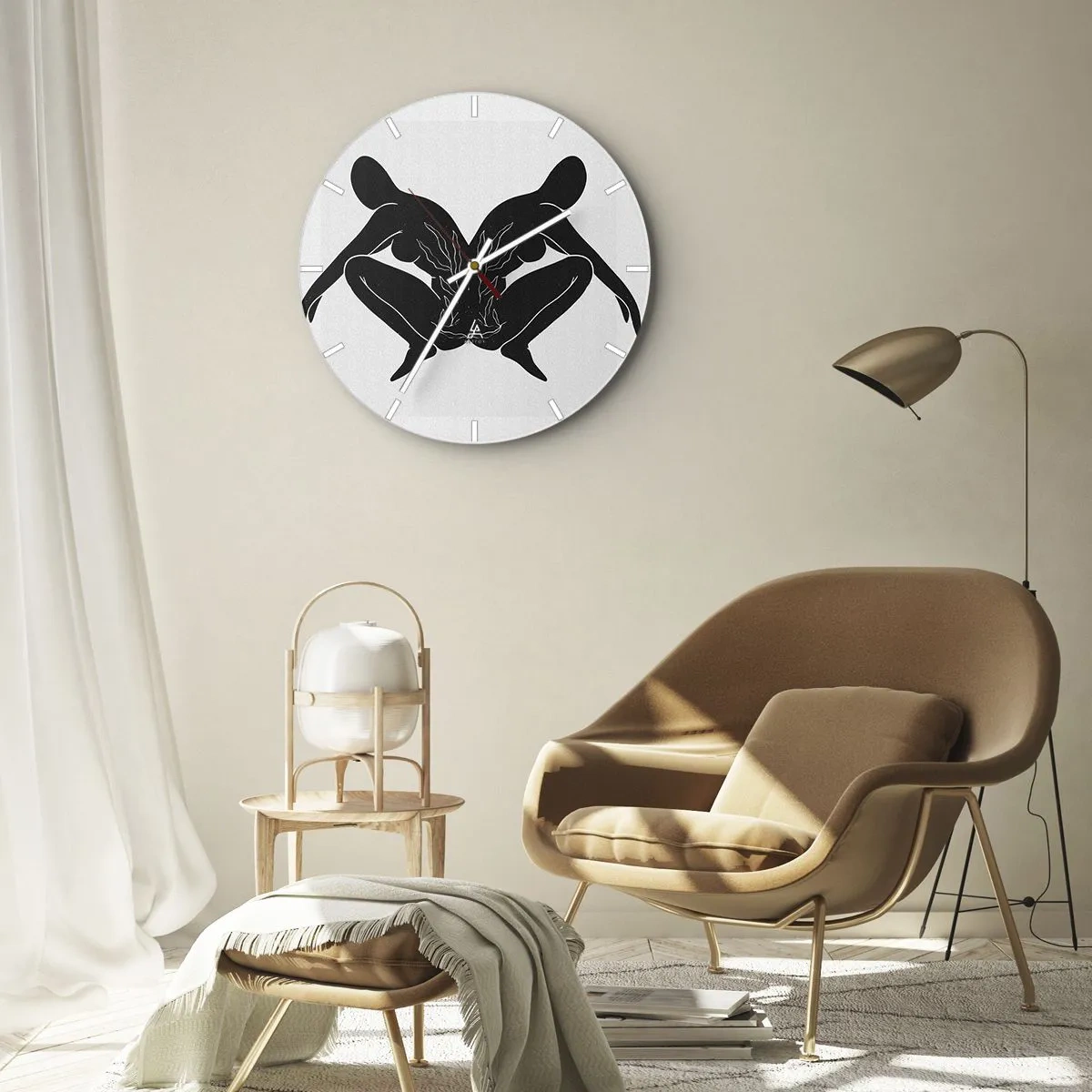 Relógio de parede - Relógio em vidro - Figuras simétricas em preto formando um coração com fogo no centro sobre um fundo claro. - 30x30cm - Uma alma comum - Decoração de parede moderna para a sala de estar, cozinha e quarto ARTTOR