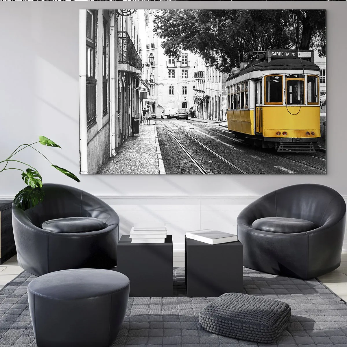 Quadro em vidro - Um bonde amarelo tendo como pano de fundo uma rua em preto e branco - 70x50cm - E o fado ao fundo - Decoração de parede moderna para a sala de estar e quarto ARTTOR