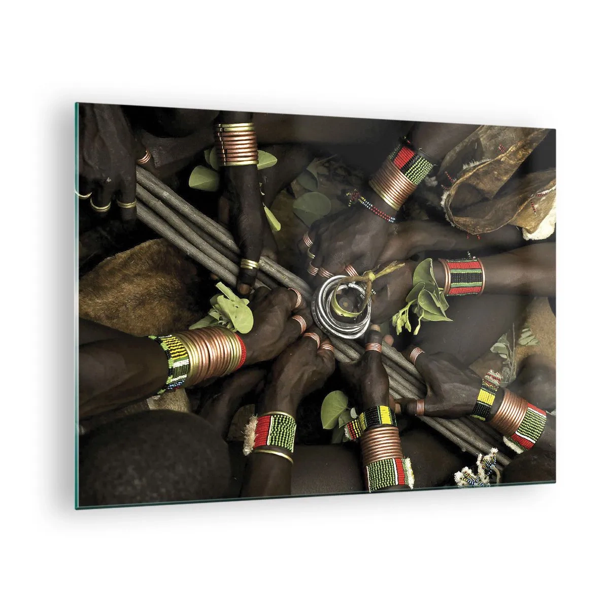 Quadro em vidro - Mãos com pulseiras segurando um recipiente em um gesto ritual - 70x50cm - Estamos juntos - Decoração de parede moderna para a sala de estar e quarto ARTTOR