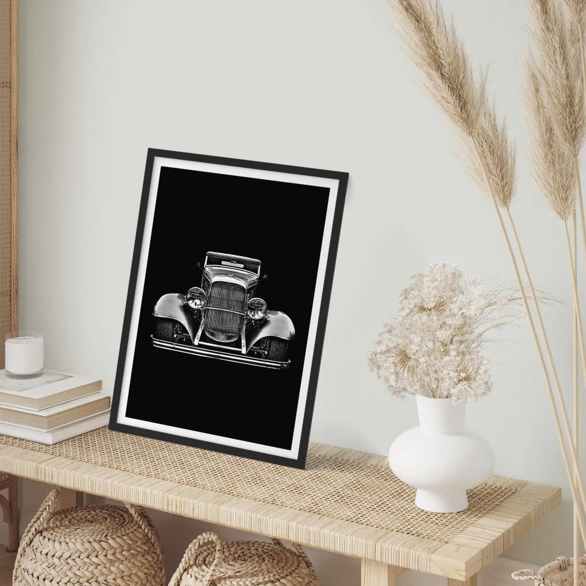 Pôster com moldura preta - Fotografia em preto e branco de um carro clássico sobre fundo preto - 50x70cm - Um verdadeiro general - Decoração de parede moderna para a sala de estar e quarto ARTTOR