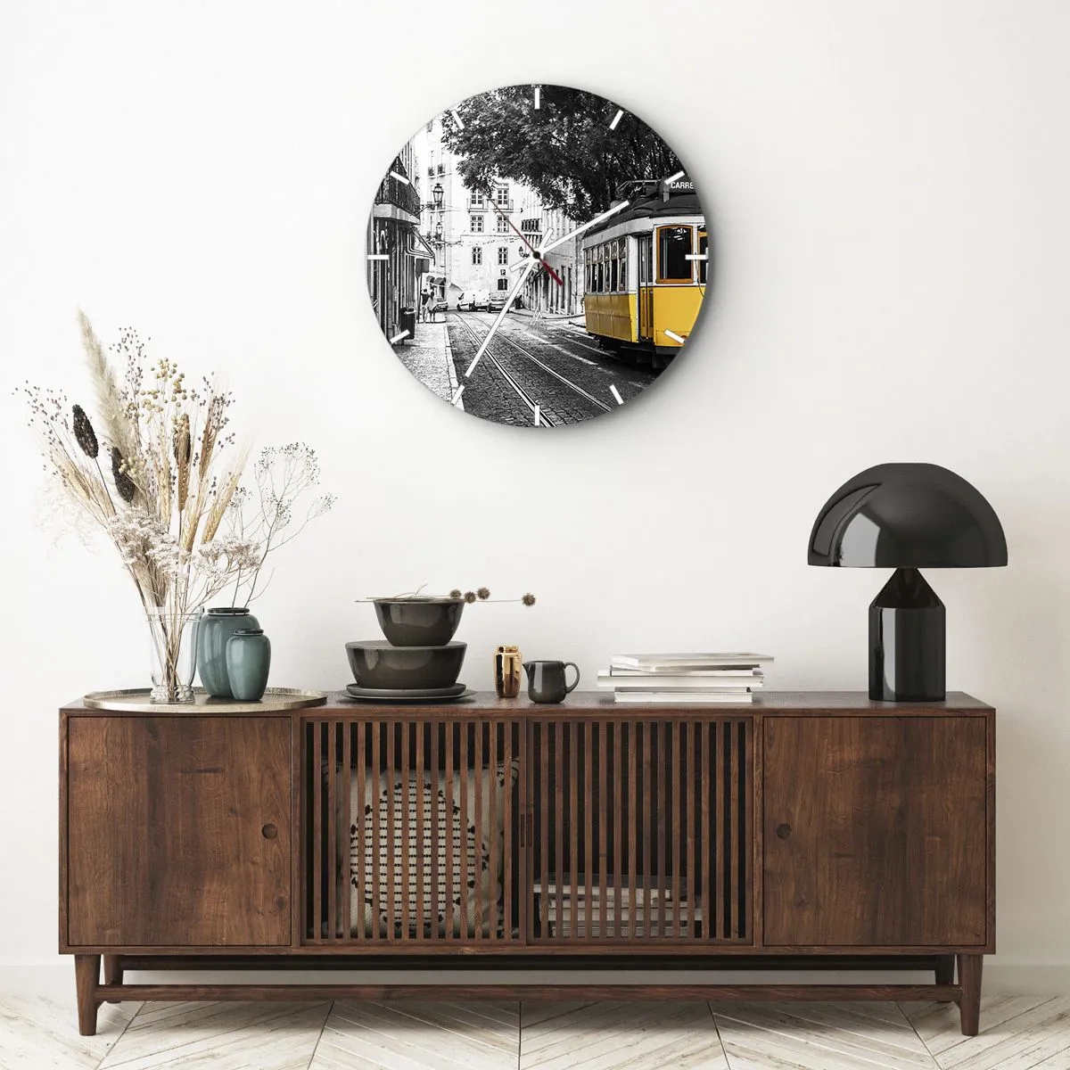 Relógio de parede - Relógio em vidro - Um bonde amarelo em uma rua preta e branca em um bairro histórico - 30x30cm - E o fado ao fundo - Decoração de parede moderna para a sala de estar, cozinha e quarto ARTTOR