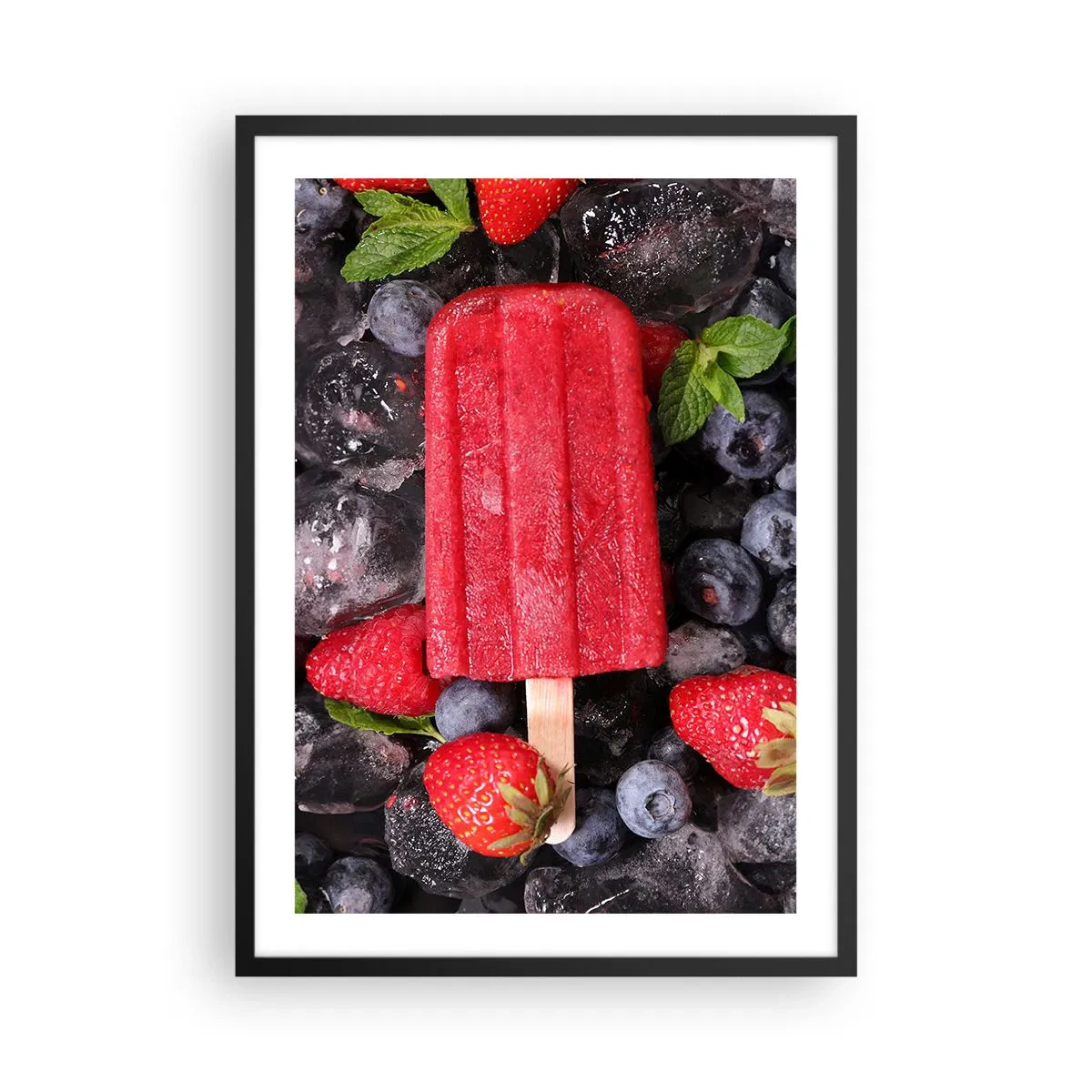 Pôster com moldura preta - Sorvete de sorvete vermelho no palito cercado por morangos e mirtilos - 50x70cm - O sabor de um verão quente - Decoração de parede moderna para a sala de estar e quarto ARTTOR