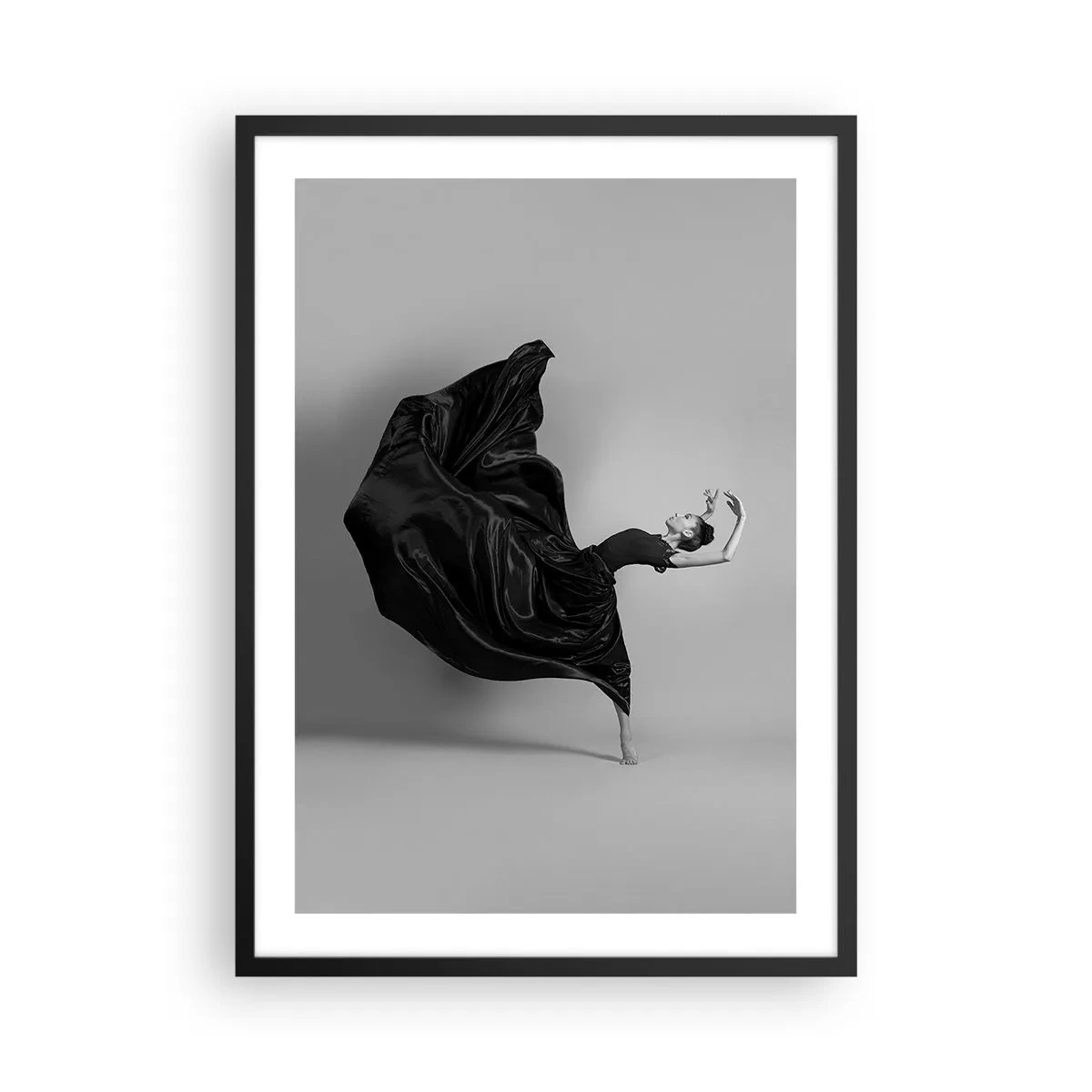 Pôster com moldura preta - Uma dançarina elegante em um vestido preto em movimento - 50x70cm - Com as asas da música - Decoração de parede moderna para a sala de estar e quarto ARTTOR