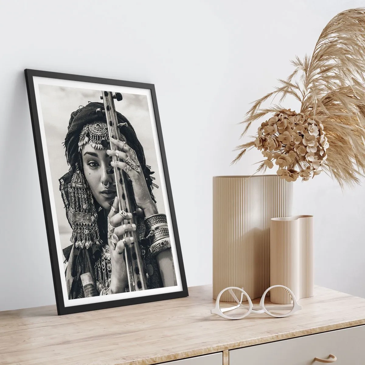 Pôster com moldura preta - Retrato de uma mulher com decorações orientais vintage - 50x70cm - A própria música oriental - Decoração de parede moderna para a sala de estar e quarto ARTTOR