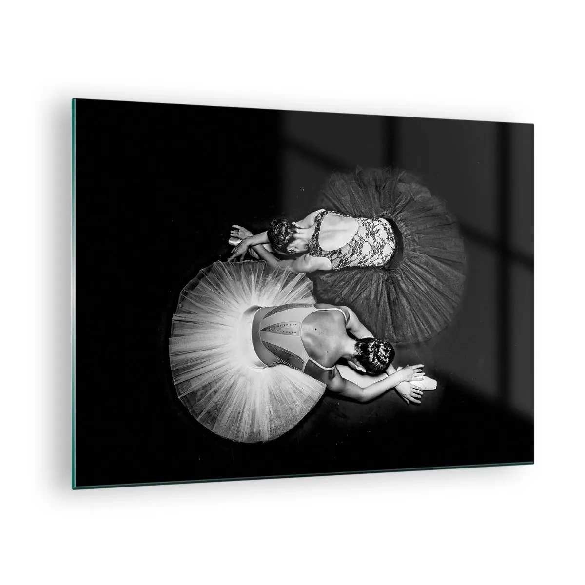 Quadro em vidro - Duas bailarinas em pose de repouso usando tutus preto e branco - 70x50cm - Jin e yang – o equilíbrio perfeito - Decoração de parede moderna para a sala de estar e quarto ARTTOR