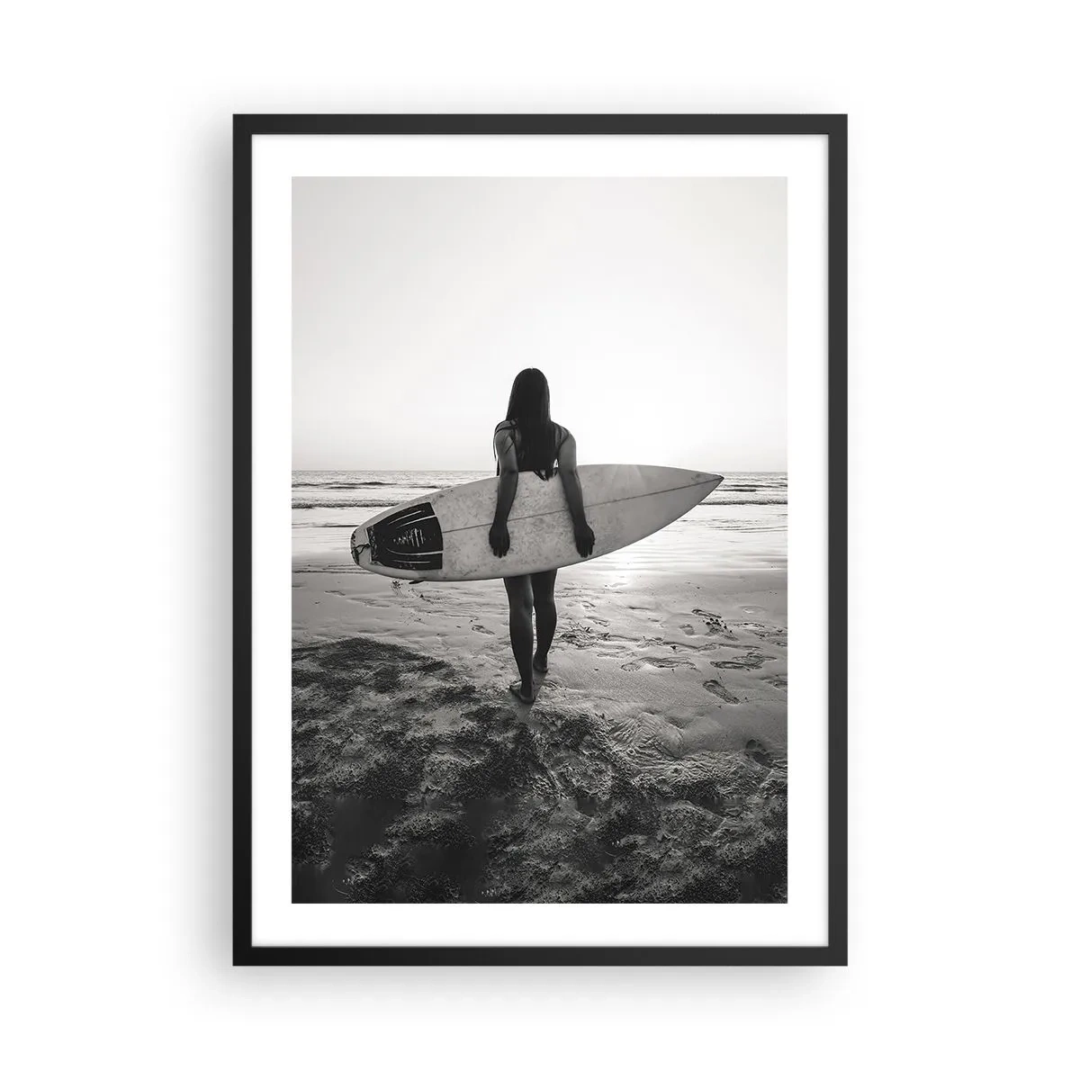 Pôster com moldura preta - Mulher com uma prancha de surfe na praia ao pôr do sol - 50x70cm - Filha da onda do mar - Decoração de parede moderna para a sala de estar e quarto ARTTOR