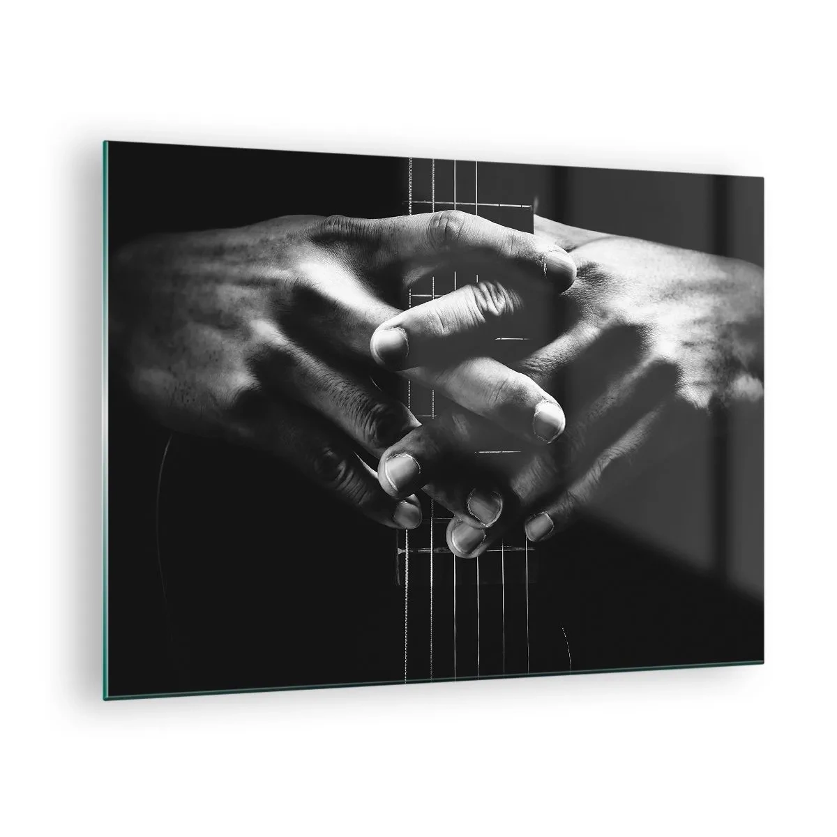 Quadro em vidro - Mãos postas apoiadas no braço da guitarra em preto e branco - 70x50cm - Oração do artista - Decoração de parede moderna para a sala de estar e quarto ARTTOR