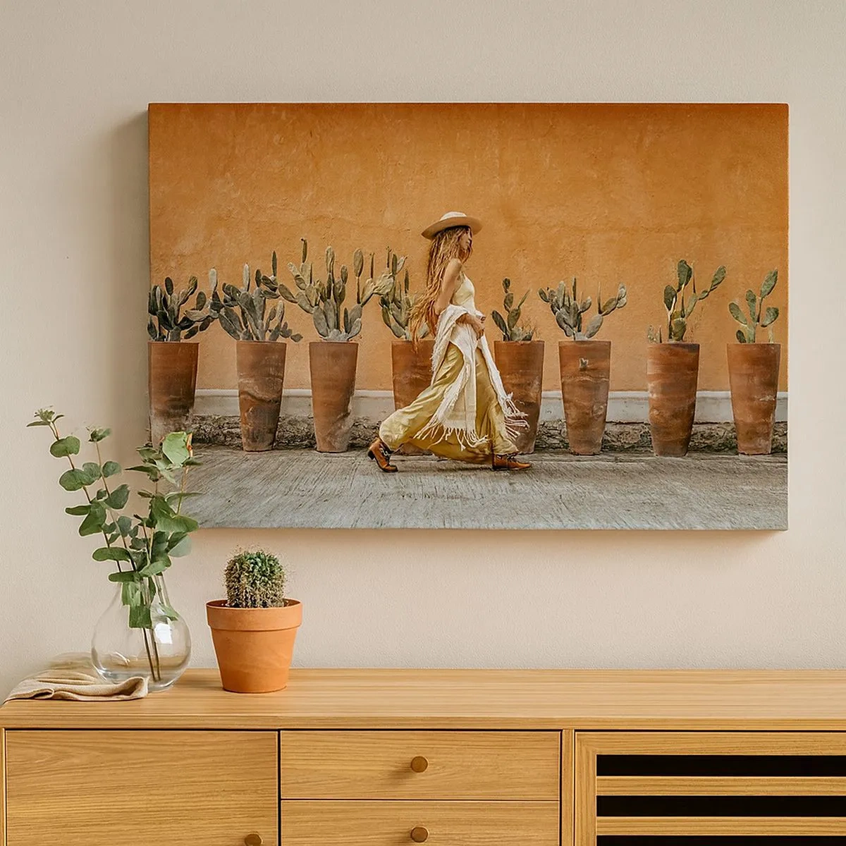 Quadro em tela - Uma mulher no estilo boho com vasos de cactos ao fundo. - 70x50cm - Estilo hippie - Decoração de parede moderna para a sala de estar e quarto ARTTOR