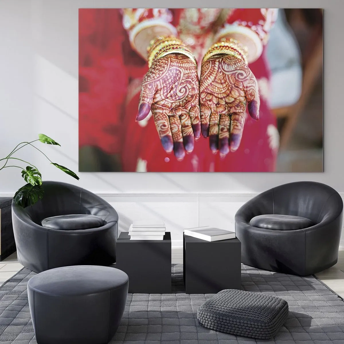 Quadro em vidro - Mãos pintadas com hena em traje tradicional sobre fundo vermelho - 70x50cm - Pronto para alcançar a felicidade - Decoração de parede moderna para a sala de estar e quarto ARTTOR