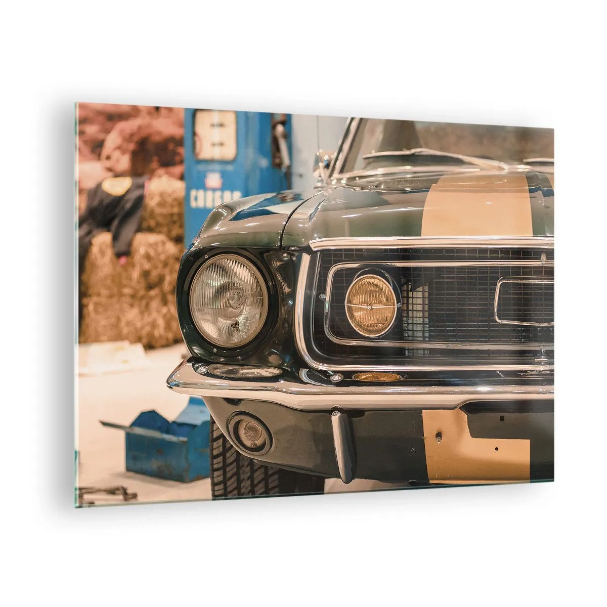 Quadro em vidro - Visão de perto de um carro clássico, Mustang, em uma oficina - 70x50cm - Encontro com uma lenda - Decoração de parede moderna para a sala de estar e quarto ARTTOR