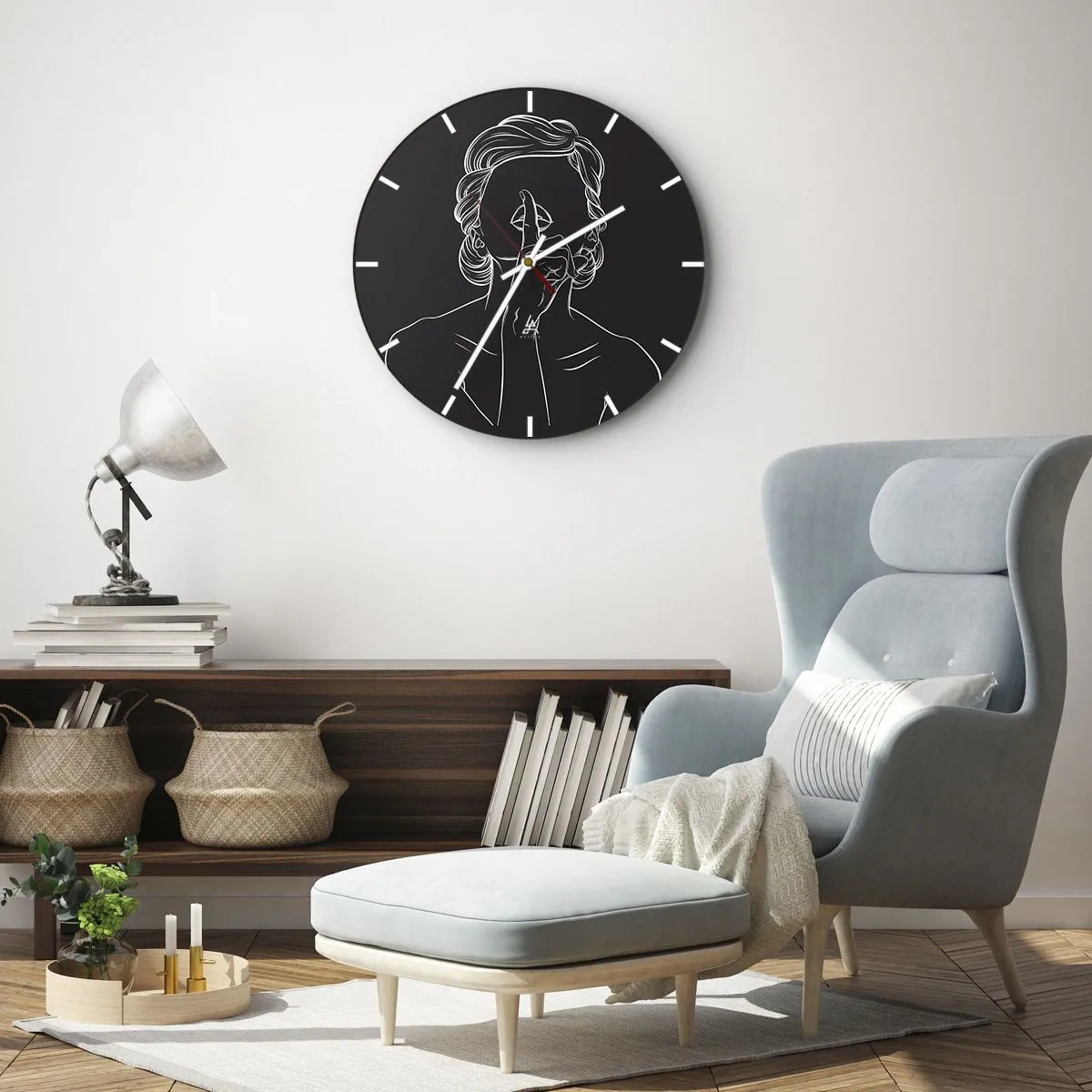 Relógio de parede - Relógio em vidro - Um contorno branco de uma mulher com o dedo na boca em um fundo preto. - 30x30cm - A beleza floresce em silêncio - Decoração de parede moderna para a sala de estar, cozinha e quarto ARTTOR