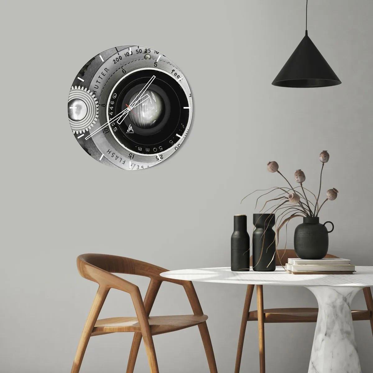 Relógio de parede - Relógio em vidro - Close-up da lente de uma câmera em preto e branco - 30x30cm - Uma história sobre Hollywood - Decoração de parede moderna para a sala de estar, cozinha e quarto ARTTOR