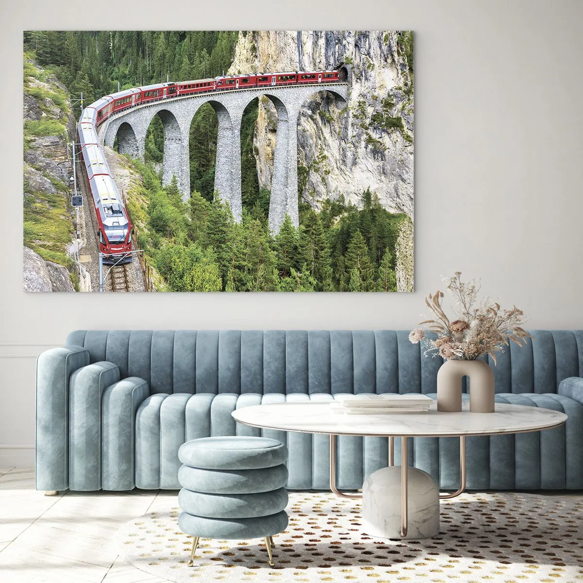 Quadro em vidro - Um trem com uma ponte de montanha ao fundo entre paisagens verdes - 70x50cm - Linha férrea com vista para a montanha - Decoração de parede moderna para a sala de estar e quarto ARTTOR