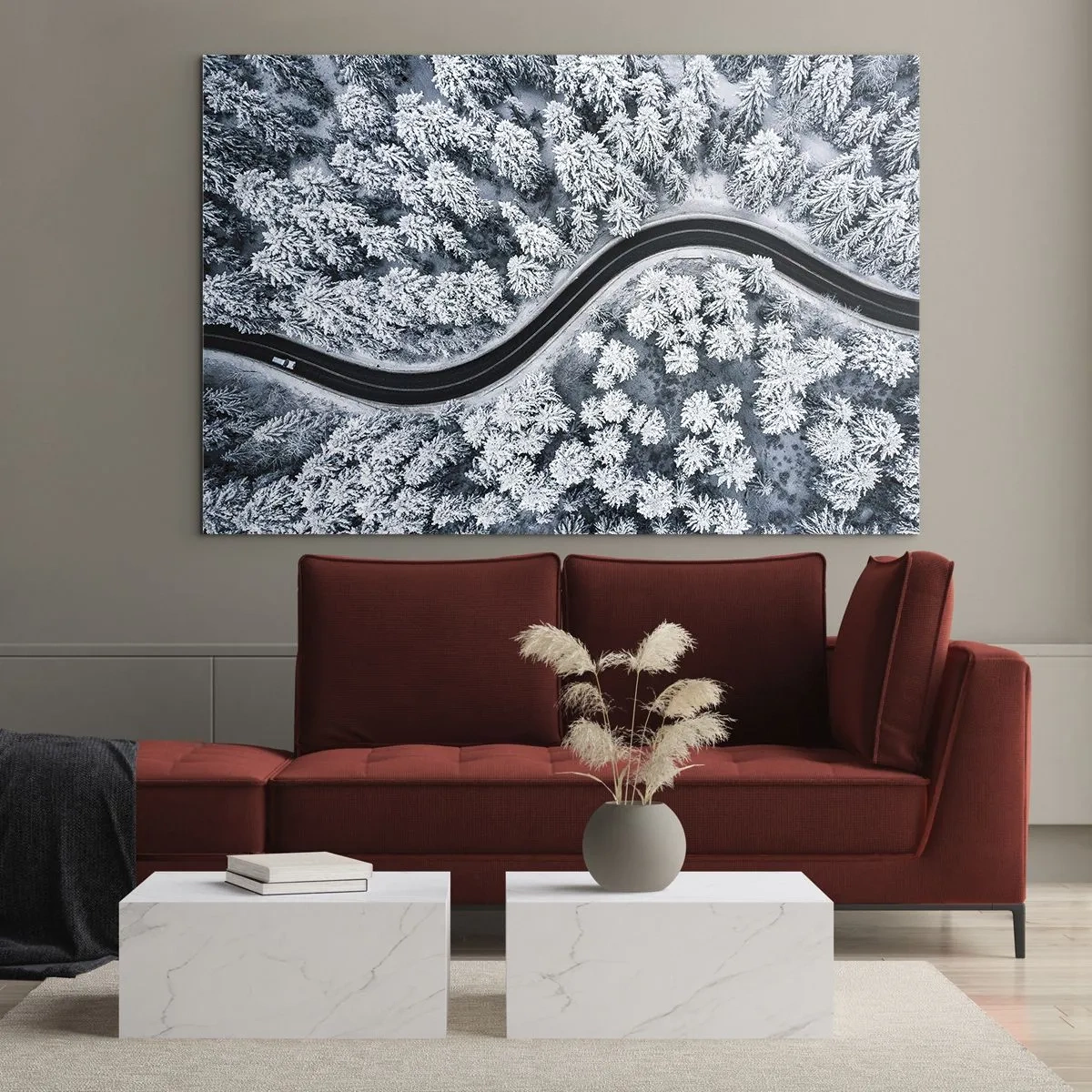 Quadro em vidro - Uma estrada sinuosa através de uma floresta de inverno vista de um drone - 70x50cm - Pelaa floresta no inverno - Decoração de parede moderna para a sala de estar e quarto ARTTOR
