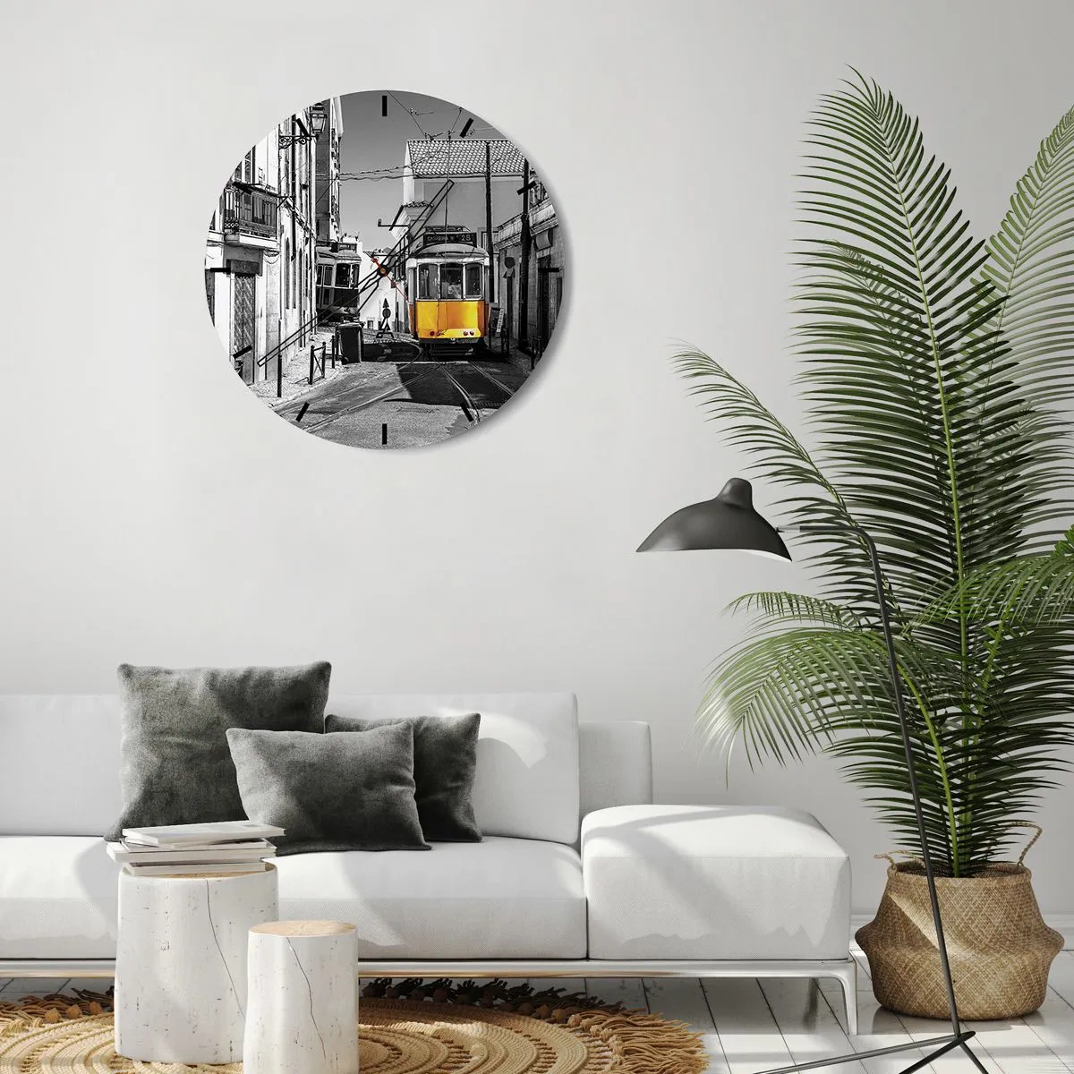 Relógio de parede - Relógio em vidro - Um bonde amarelo em uma rua preta e branca em Lisboa - 30x30cm - O Espírito de Lisboa - Decoração de parede moderna para a sala de estar, cozinha e quarto ARTTOR