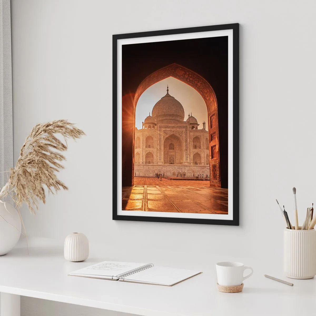 Pôster com moldura preta - A estrutura monumental vista através do arco ornamentado ao pôr do sol - 50x70cm - Monumento ao amor sobrenatural - Decoração de parede moderna para a sala de estar e quarto ARTTOR