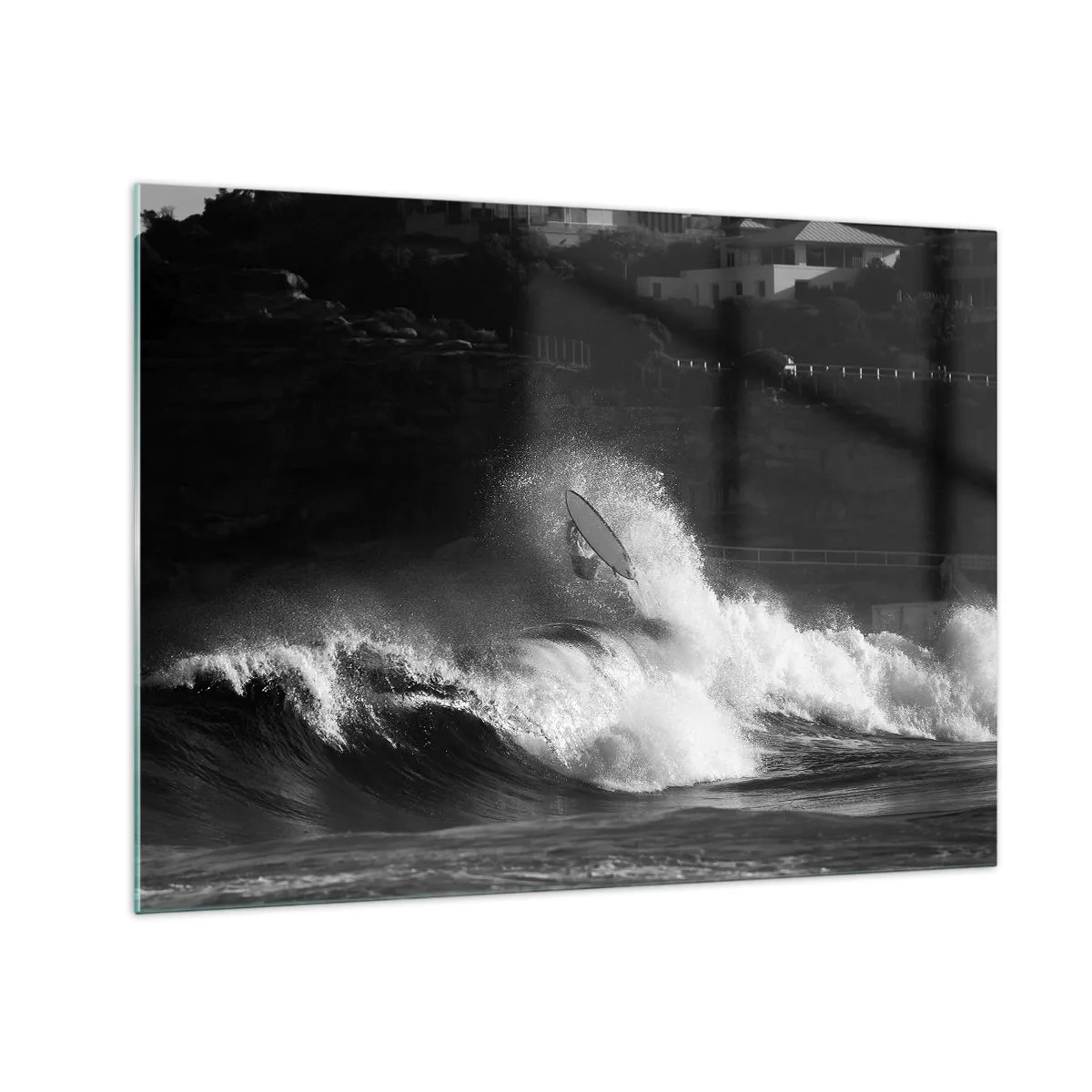 Quadro em vidro - Um surfista pegando uma onda capturado em uma fotografia em preto e branco - 70x50cm - Desafio aceito! - Decoração de parede moderna para a sala de estar e quarto ARTTOR