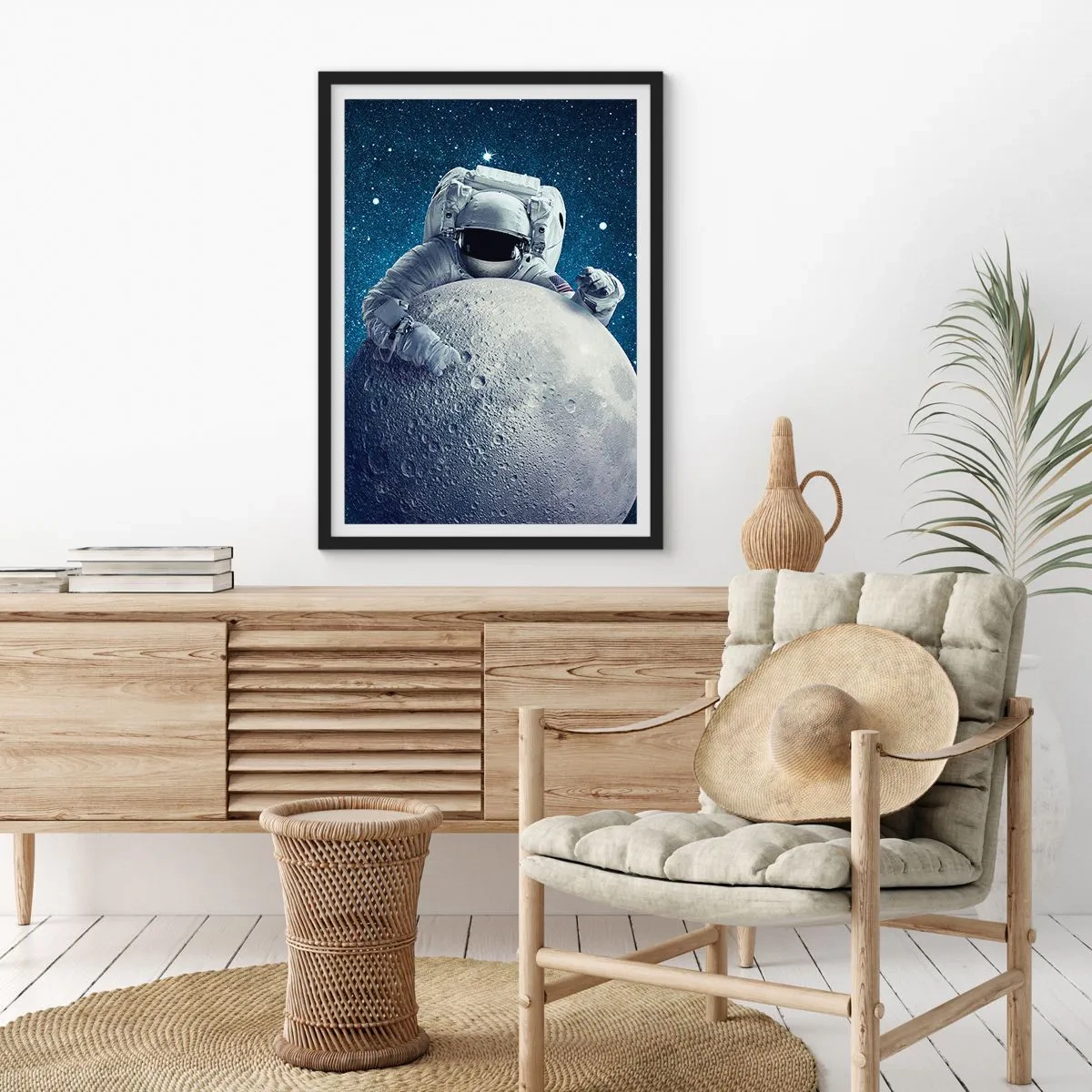 Pôster com moldura preta - Um astronauta segurando um pedaço da lua contra um céu estrelado. - 50x70cm - Coringa do espaço - Decoração de parede moderna para a sala de estar e quarto ARTTOR