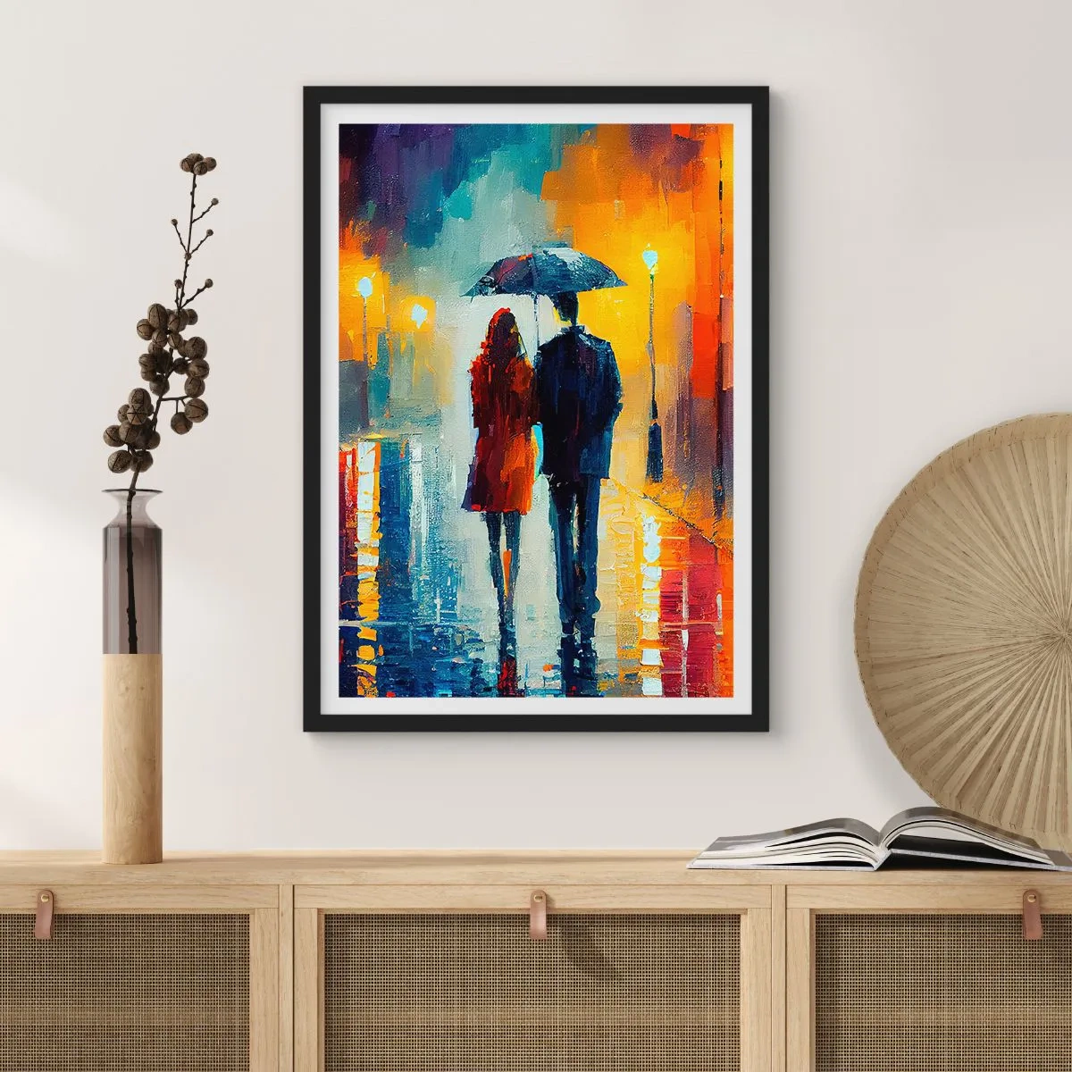 Pôster com moldura preta - Um casal com um guarda-chuva na chuva, caminhando por uma rua da cidade. - 50x70cm - Juntos – uma noite colorida - Decoração de parede moderna para a sala de estar e quarto ARTTOR