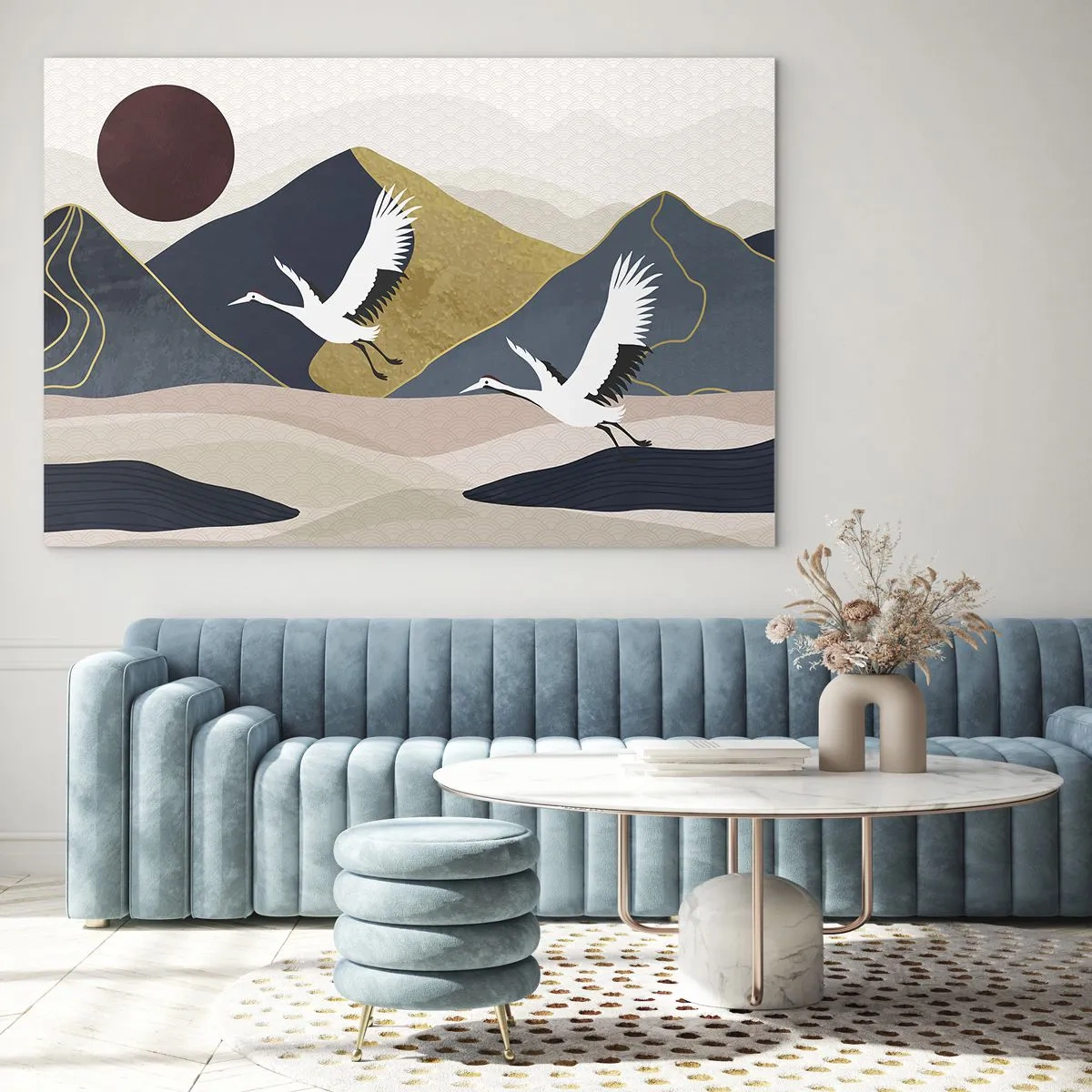 Quadro em vidro - Dois guindastes voando sobre uma paisagem ondulada com um sol vermelho. - 70x50cm - E o dia acaba novamente - Decoração de parede moderna para a sala de estar e quarto ARTTOR