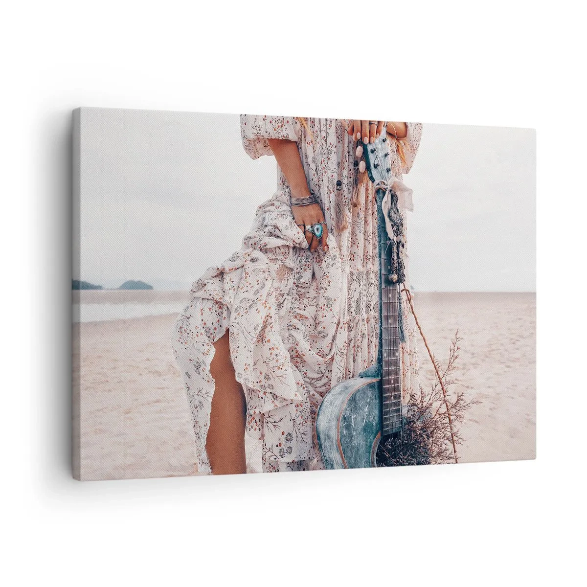 Quadro em tela - Mulher estilo boho com violão na praia - 70x50cm - Flores a caminho - Decoração de parede moderna para a sala de estar e quarto ARTTOR