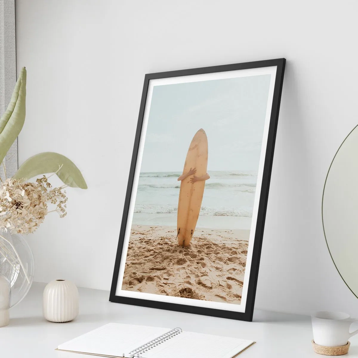 Pôster com moldura preta - Uma pessoa segurando uma prancha de surfe em uma praia, com vista para o mar. - 50x70cm - Pelo amor das ondas - Decoração de parede moderna para a sala de estar e quarto ARTTOR