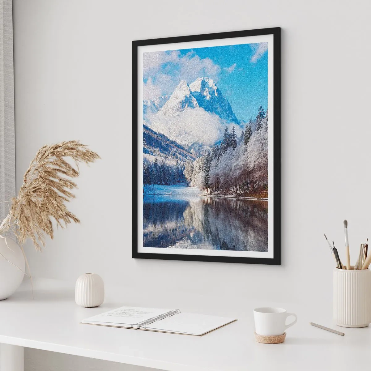 Pôster com moldura preta - Montanhas cobertas de neve refletidas em um lago no inverno - 50x70cm - Guarda de neve - Decoração de parede moderna para a sala de estar e quarto ARTTOR