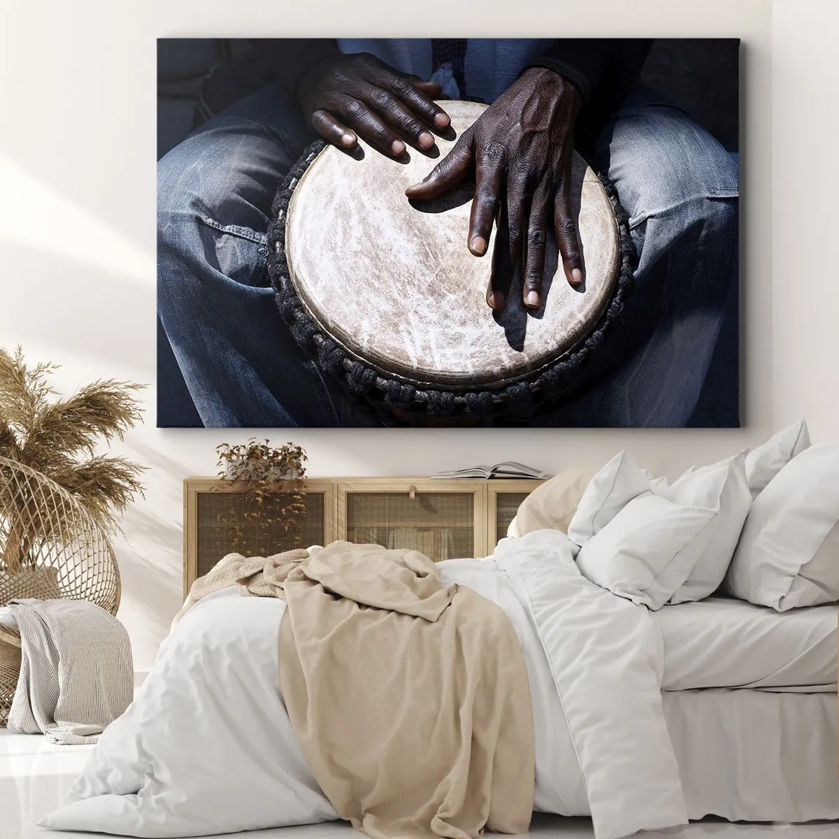 Quadro em tela - Mãos tocando um tambor djembê em uma composição dinâmica - 70x50cm - Viva no seu próprio ritmo - Decoração de parede moderna para a sala de estar e quarto ARTTOR