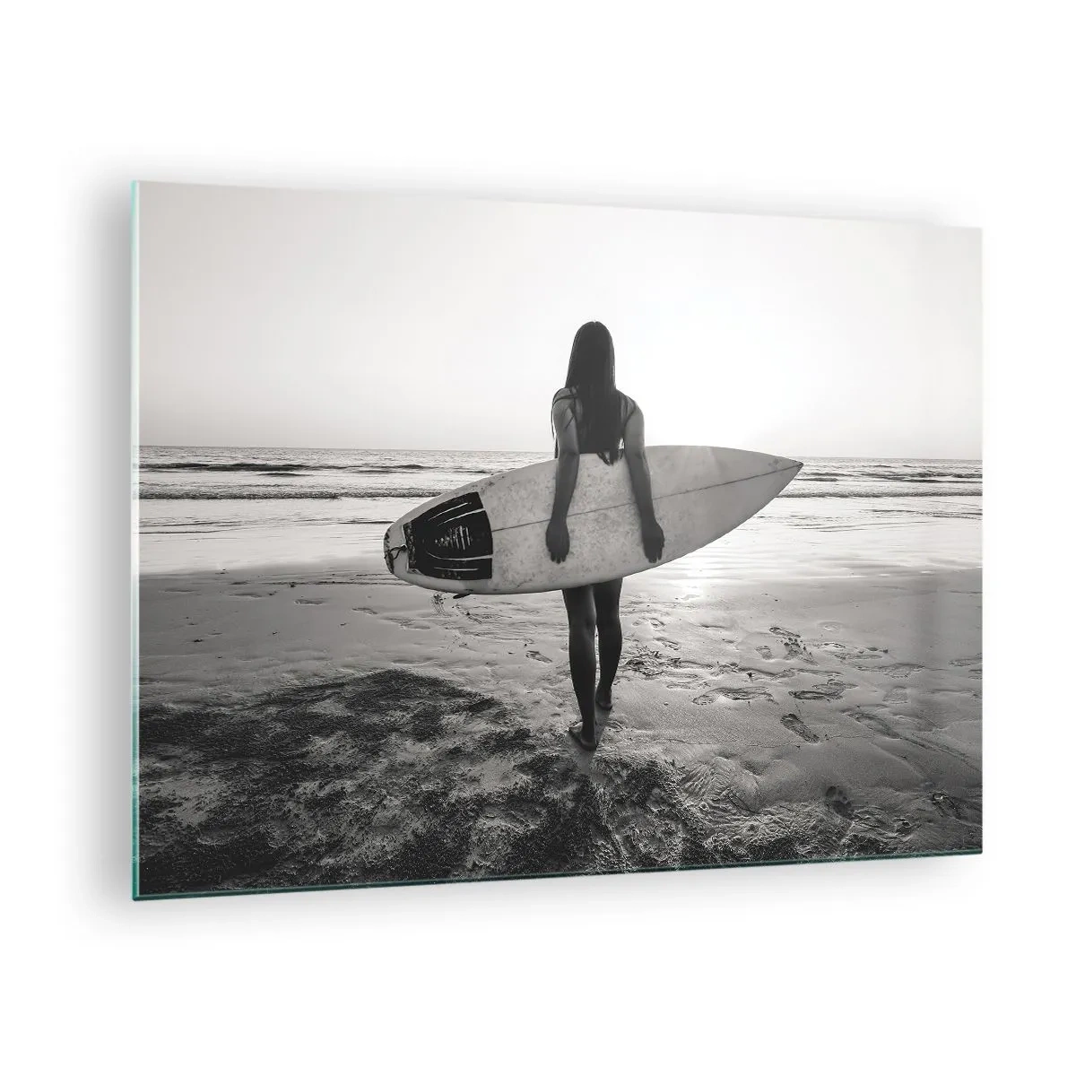 Quadro em vidro - Mulher com uma prancha de surfe na praia ao nascer do sol - 70x50cm - Filha da onda do mar - Decoração de parede moderna para a sala de estar e quarto ARTTOR