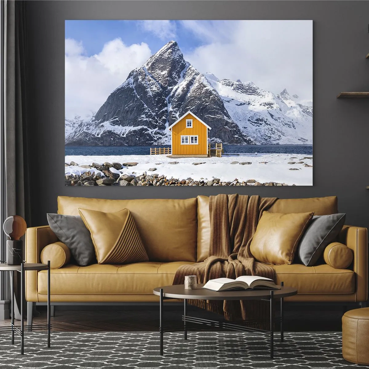 Quadro em vidro - Uma casa amarela em um fiorde com montanhas cobertas de neve ao fundo - 70x50cm - Feriados escandinavos - Decoração de parede moderna para a sala de estar e quarto ARTTOR