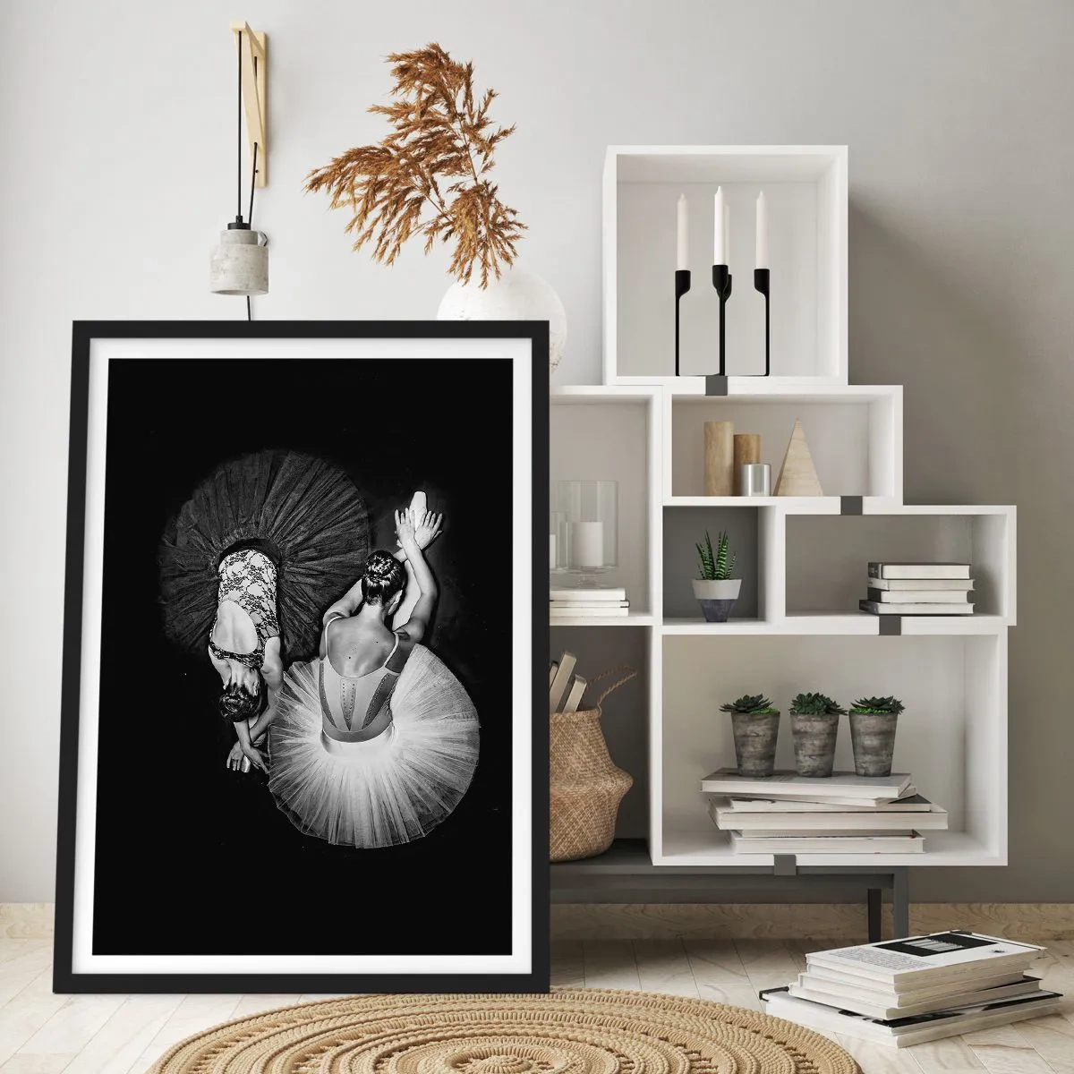 Pôster com moldura preta - Bailarinas em foto em preto e branco vistas de cima - 50x70cm - Jin e yang – o equilíbrio perfeito - Decoração de parede moderna para a sala de estar e quarto ARTTOR