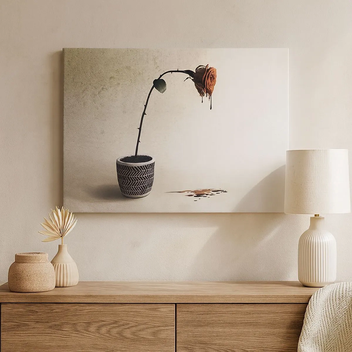 Quadro em tela - Uma rosa vermelha em um vaso com gotas de tinta sobre um fundo branco - 70x50cm - Rosa dolorosa - Decoração de parede moderna para a sala de estar e quarto ARTTOR