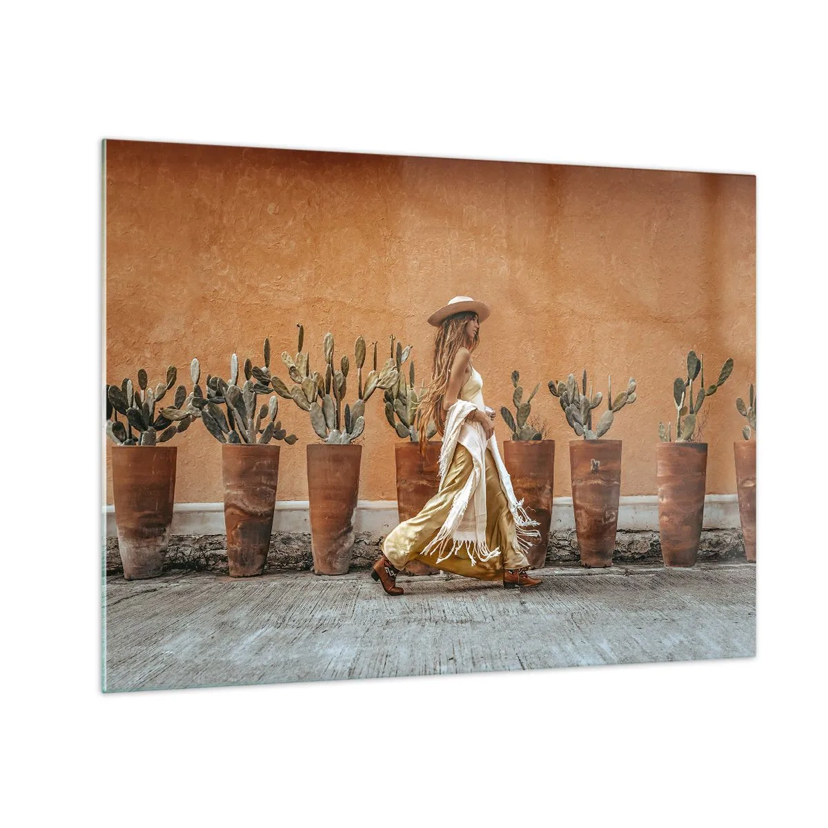 Quadro em vidro - Uma mulher de estilo boho caminhando entre vasos de cactos. - 70x50cm - Estilo hippie - Decoração de parede moderna para a sala de estar e quarto ARTTOR