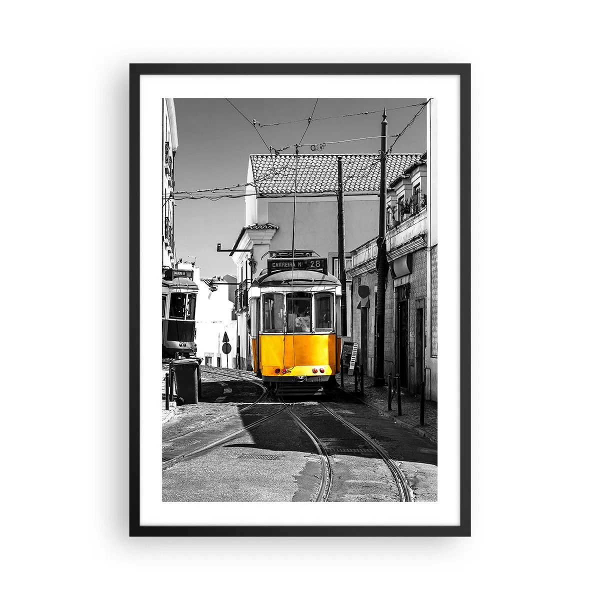 Pôster com moldura preta - Um bonde amarelo nas ruas da cidade em um cenário preto e branco - 50x70cm - O Espírito de Lisboa - Decoração de parede moderna para a sala de estar e quarto ARTTOR