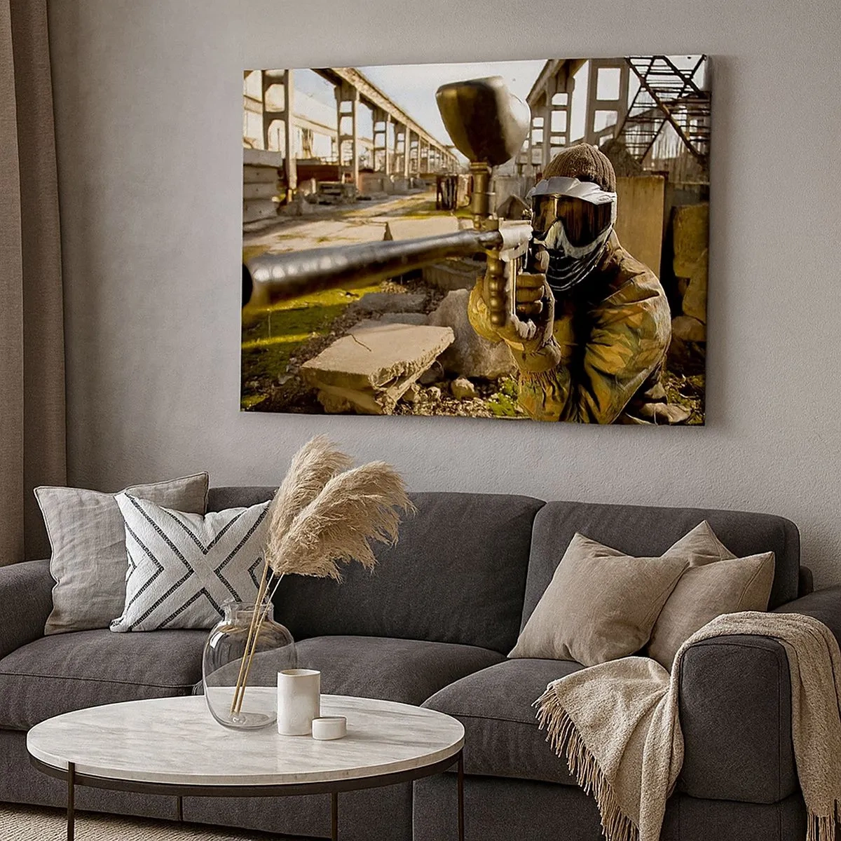 Quadro em tela - Um jogador de paintball com equipamento camuflado mirando um marcador - 70x50cm - Você também pode ser um herói - Decoração de parede moderna para a sala de estar e quarto ARTTOR
