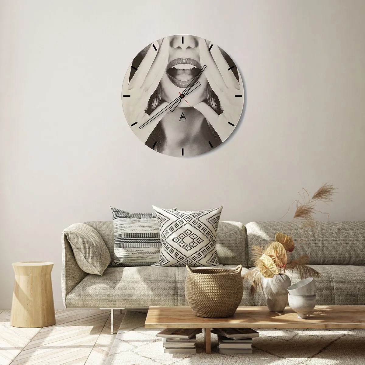 Relógio de parede - Relógio em vidro - Foto artística em sépia da boca e das mãos de uma mulher - 30x30cm - Já vou! - Decoração de parede moderna para a sala de estar, cozinha e quarto ARTTOR