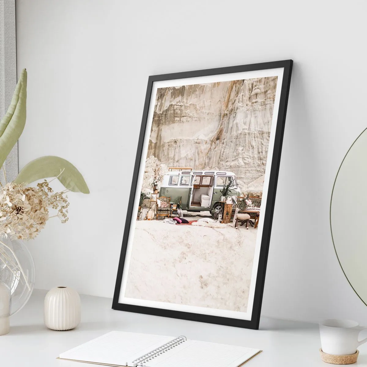 Pôster com moldura preta - Acampamento em van retrô em um ambiente desértico com toques rústicos - 50x70cm - É hora de começar a jornada - Decoração de parede moderna para a sala de estar e quarto ARTTOR
