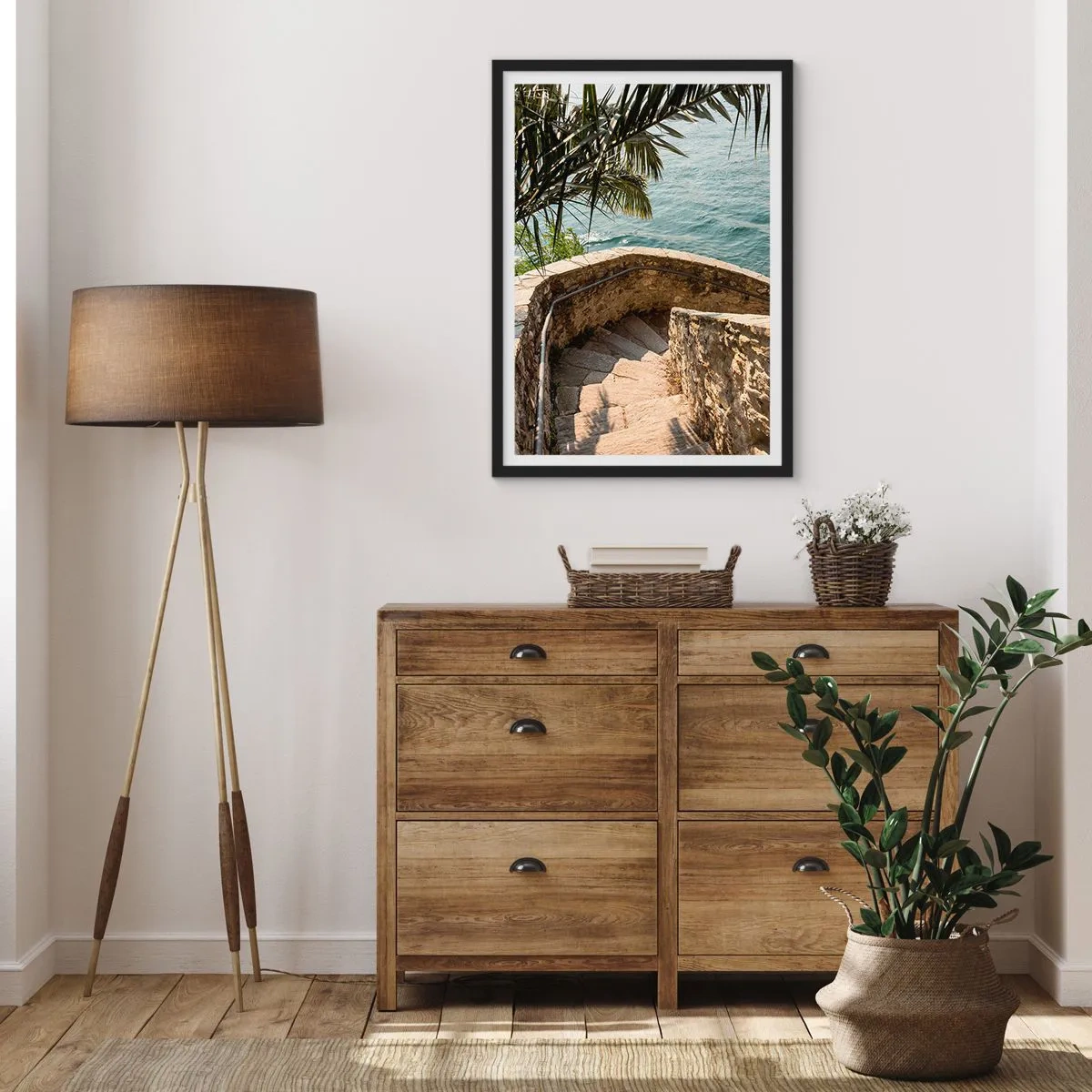 Pôster com moldura preta - Uma escadaria em espiral de pedra que conduz ao mar, ladeada por palmeiras - 50x70cm - Sob o sol da Itália - Decoração de parede moderna para a sala de estar e quarto ARTTOR