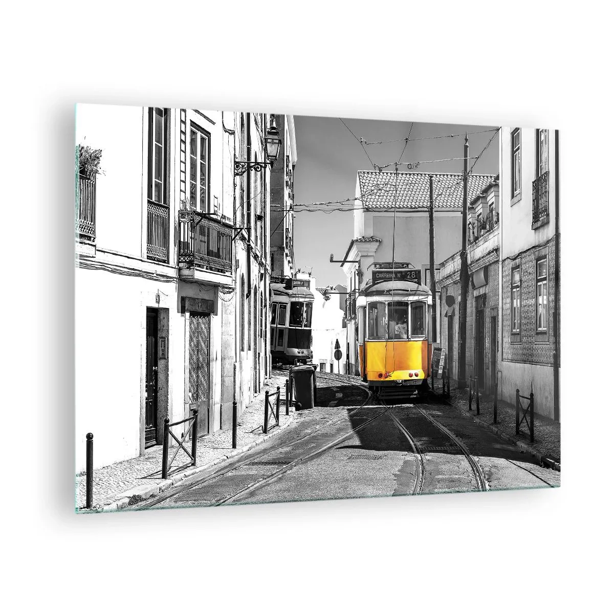 Quadro em vidro - Um bonde amarelo em uma rua preta e branca em uma cidade europeia. - 70x50cm - O Espírito de Lisboa - Decoração de parede moderna para a sala de estar e quarto ARTTOR
