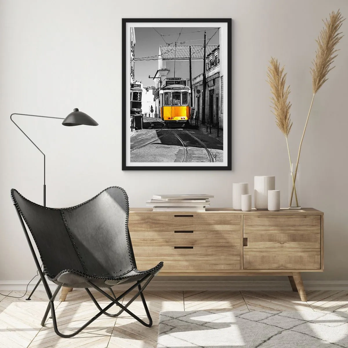 Pôster com moldura preta - Um bonde amarelo nas ruas da cidade em um cenário preto e branco - 50x70cm - O Espírito de Lisboa - Decoração de parede moderna para a sala de estar e quarto ARTTOR